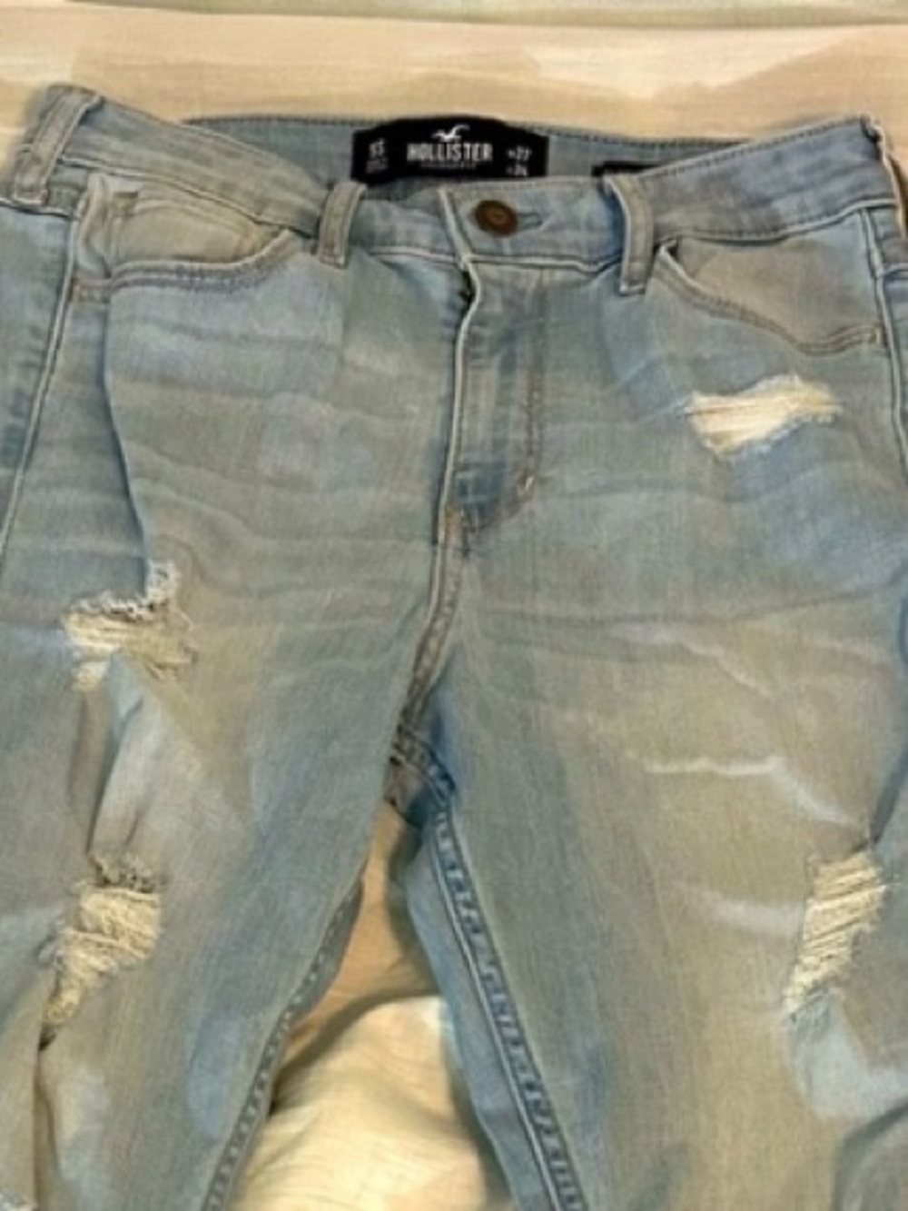 Hollister women’s Light Wash Ripped Slim Jeans